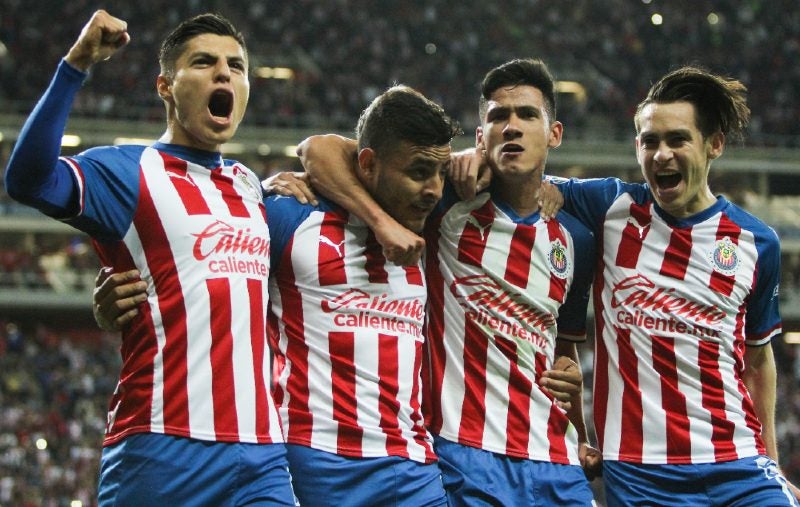 Jugadores de Chivas celebrando un gol