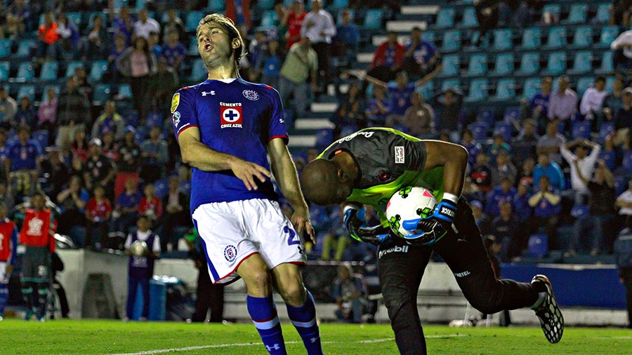 Aníbal Zurdo, en 2014, con Patrick Pemberton, arquero del Alajuelense