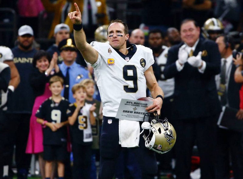 El quarterback celebra tras lograr un récord