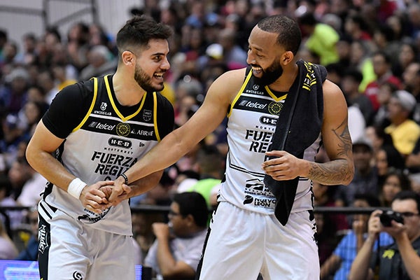 Jugadores de Fuerza Regia durante un partido 