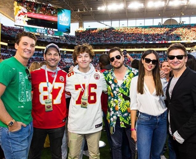 Miles Teller, Paul Rudd, Jeremy Renner y Eiza González en el Super Bowl