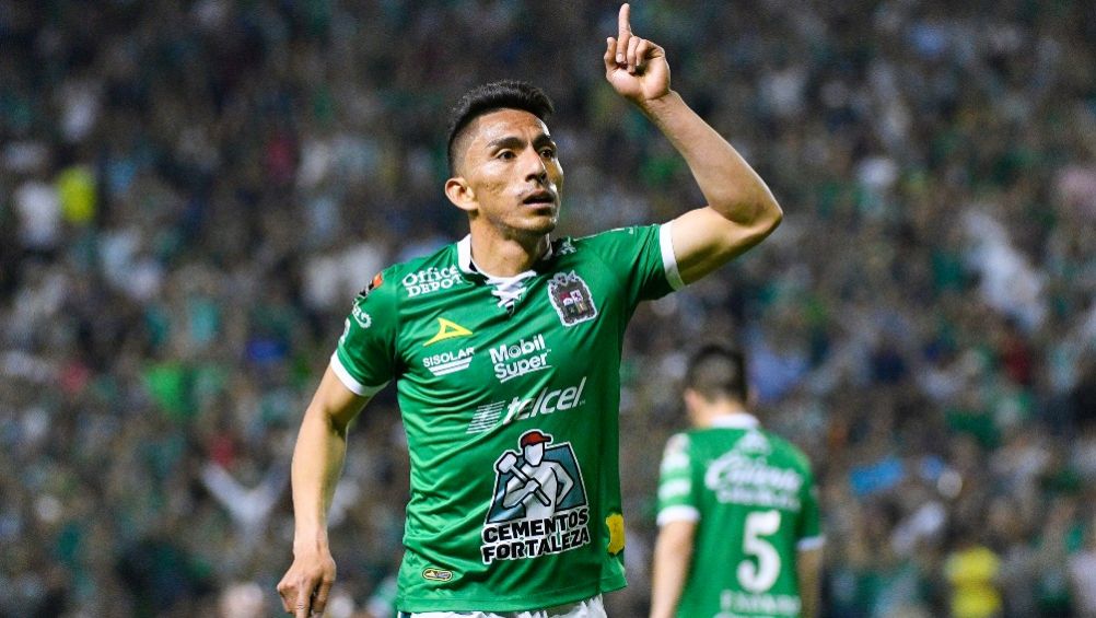 Ángel Mena celebrando su anotación con León