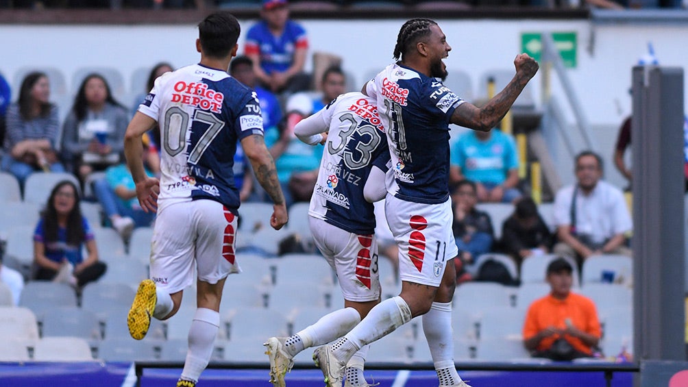 Jugadores de Pachuca festejan un gol