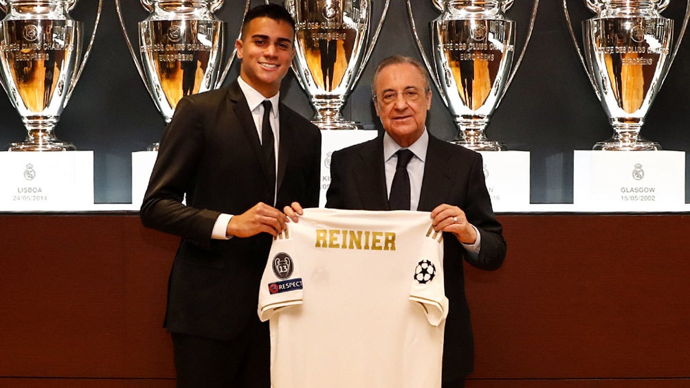 Reinier Jesus Carvalho posa con la camiseta del Real Madrid 