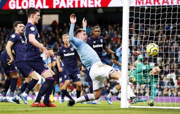 Laporte intenta llegar al balón en el juego contra West Ham