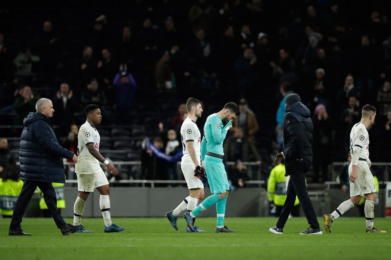 Jugadores del Tottenham cabizbajos tras caer ante el Leipzig 