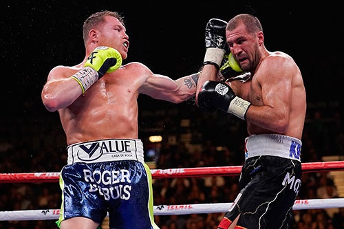 Saúl en su pelea ante Sergei Kovalev