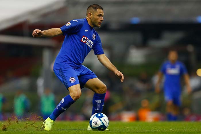 Pablo Aguilar, en un partido de Cruz Azul