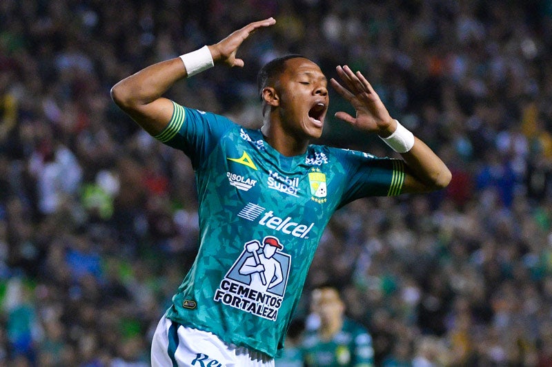 Yairo Moreno en lamento durante un juego de León