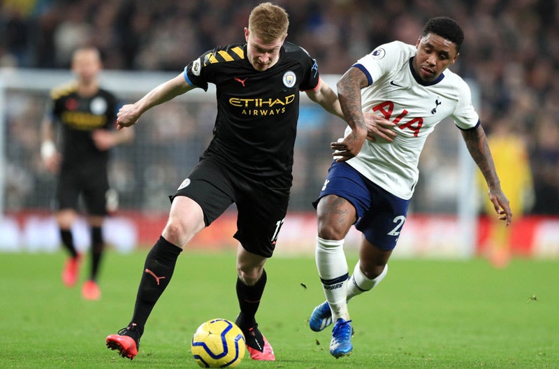 De Bruyne durante un duelo con el Manchester City 