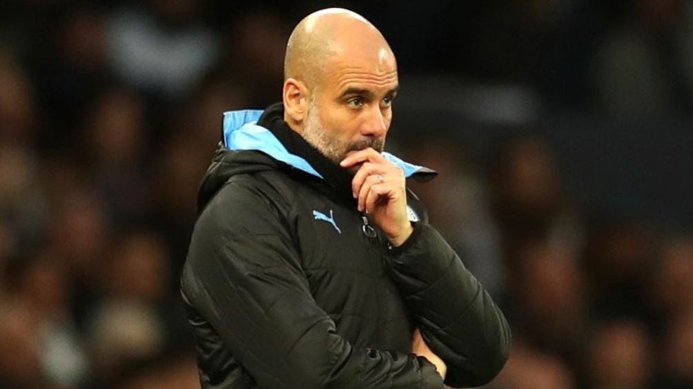 Pep Guardiola, pensativo en un juego del Man City