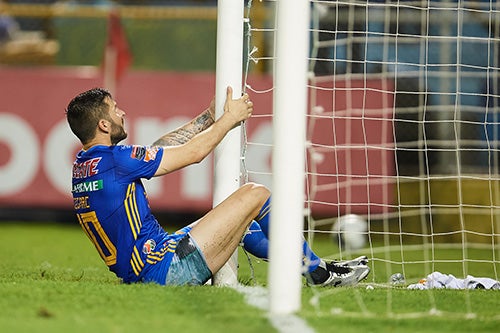 Gignac no logra empujar el balón