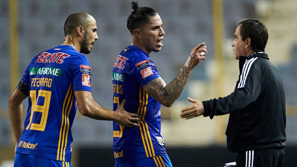 Carlos Salcedo durante un duelo con Tigres en Concacaf 