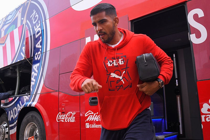 El Pocho llegando a un partido con el Guadalajara