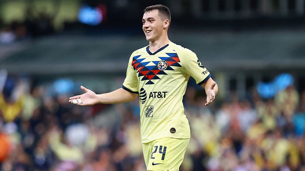 Federico Viñas en el partido entre América y Atlas