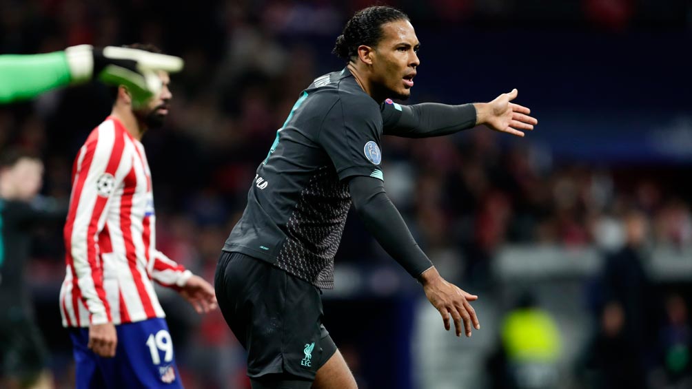 Virgil van Dijk durante el duelo ante el Atlético de Madrid