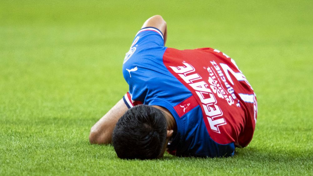 Jesús Sánchez adolorido en el terreno de juego