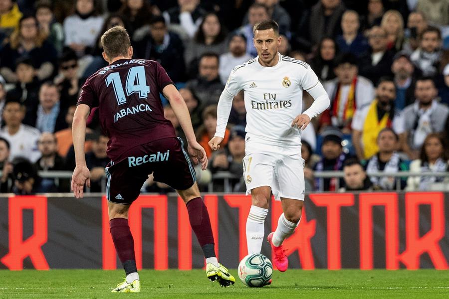 Hazard conduce el balón en el juego ante Celta de Vigo