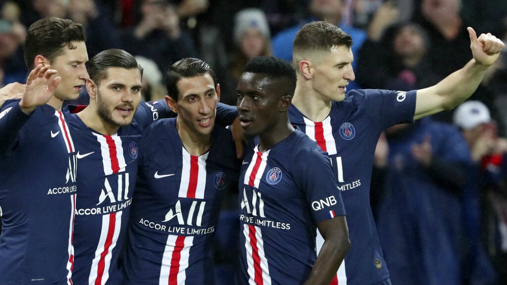 Jugadores del PSG festejan una anotación