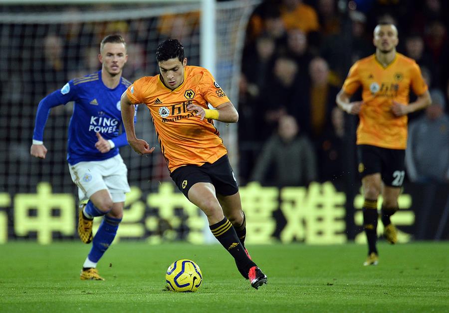 Raúl Jiménez conduce el balón en un partido de Wolves