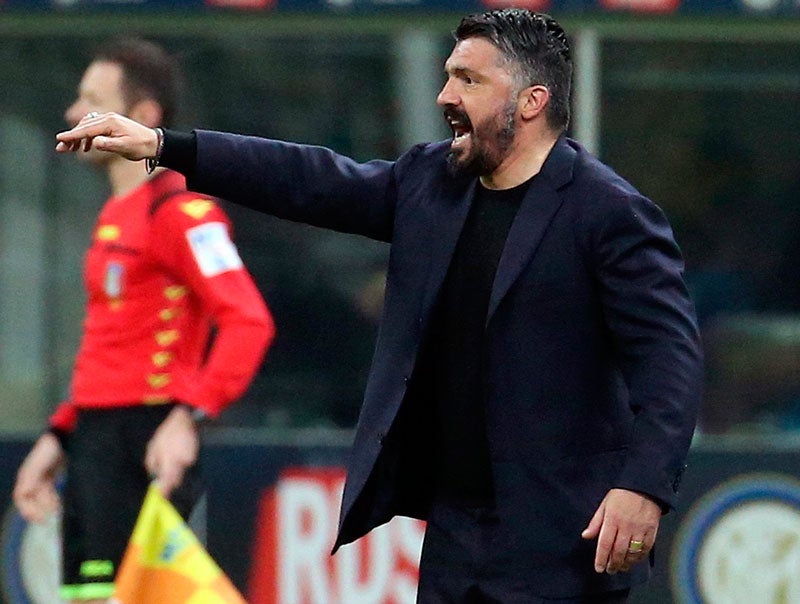 Gennaro Gattuso da indicaciones en un juego del Napoli 