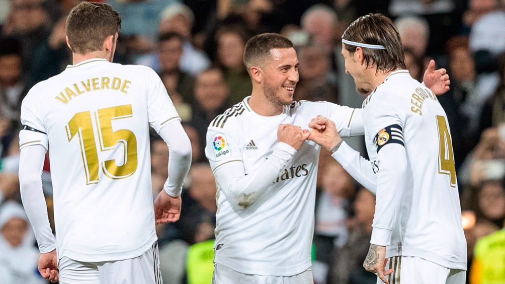 Hazard festeja con Sergio Ramos