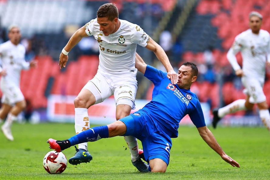 Pablo Aguilar durante un partido con Cruz Azul