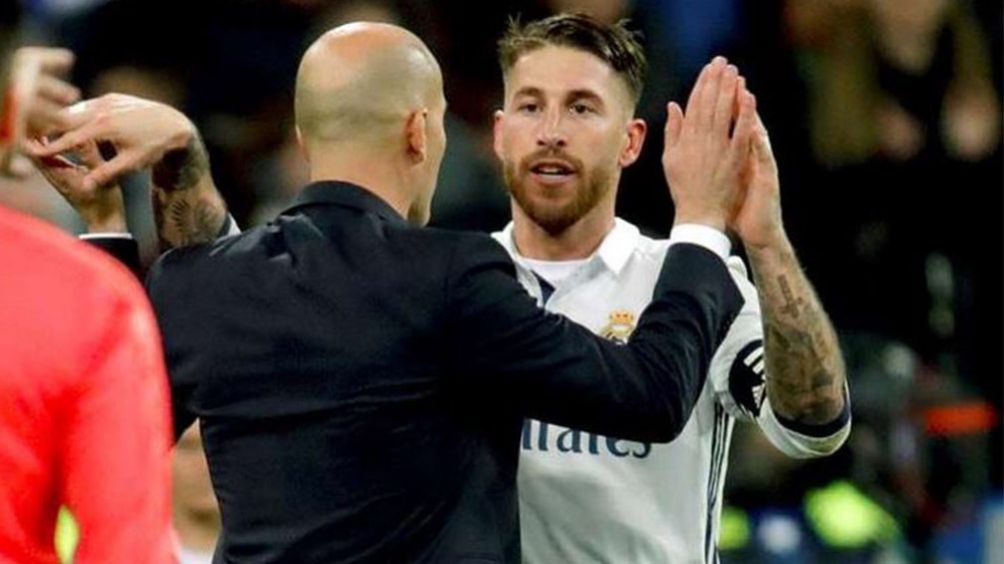 Zinedine Zidane y Sergio Ramos se saludan