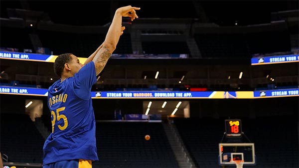 El basquetbolista mexicano en un partido con Warriors