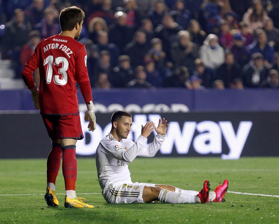 Eden Hazard lamenta una falla en el piso en el juego ante Levante 