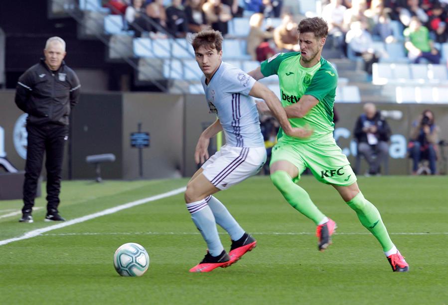 Denis y Rubén luchan por la pelota