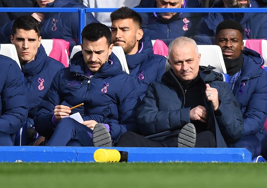 Mourinho observa el juego ante Chelsea