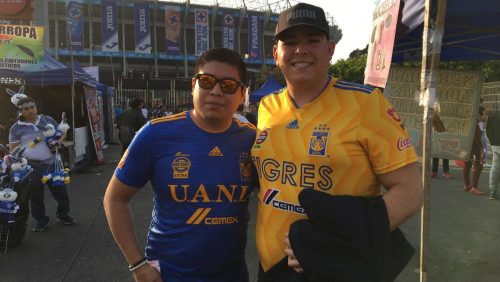 Aficionados de Tigres a las afueras del Azteca