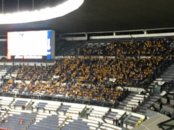 Afición de Tigres en el Estadio Azteca