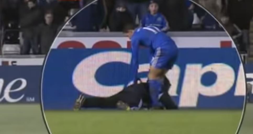 Momento en el que Hazard patea a Charlie Morgan en 2013