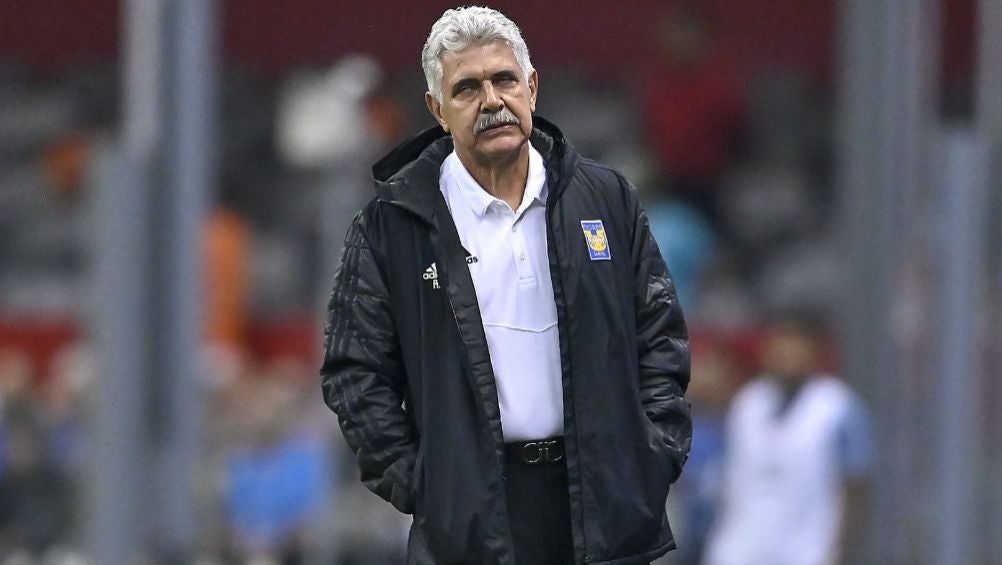 Ricardo Ferretti, técnico de Tigres, en el Estadio Azteca