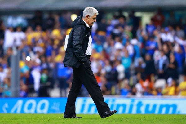 Ricardo Ferretti, técnico de Tigres, en el Estadio Azteca