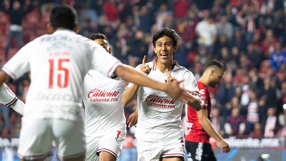 José Juan Macías festeja el gol de Chivas contra Xolos 