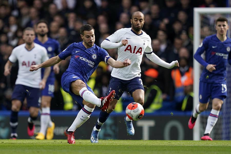 César Azpilicueta pelea el balón con Lucas Moura