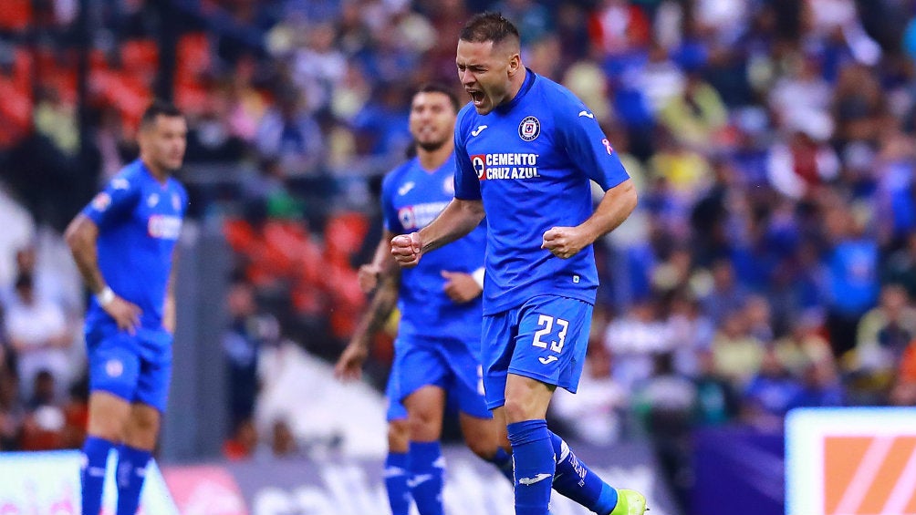 Pablo Aguilar durante un partido con Cruz Azul