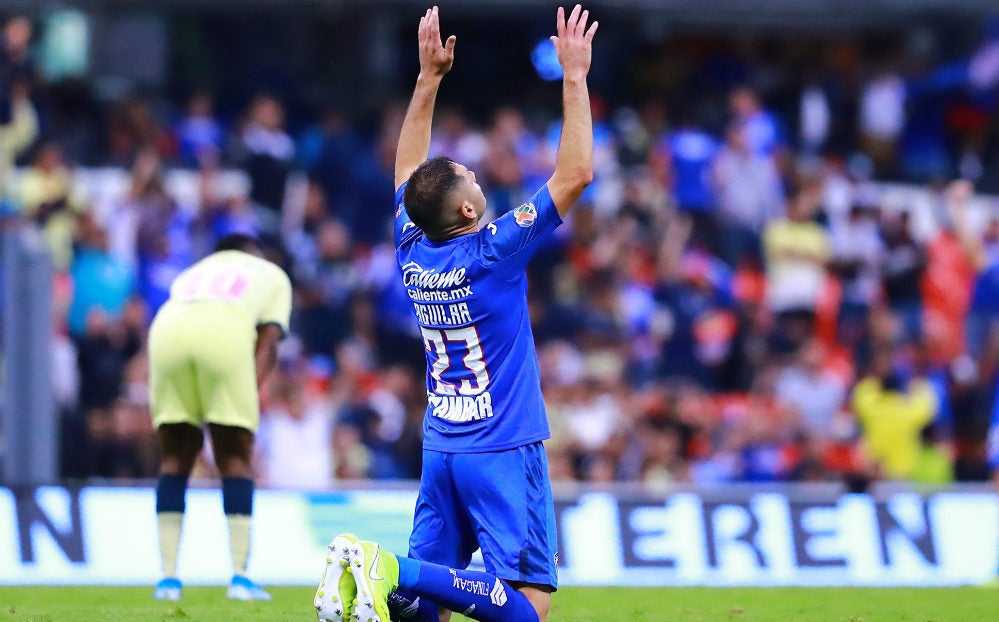 Pablo Aguilar durante un partido con Cruz Azul