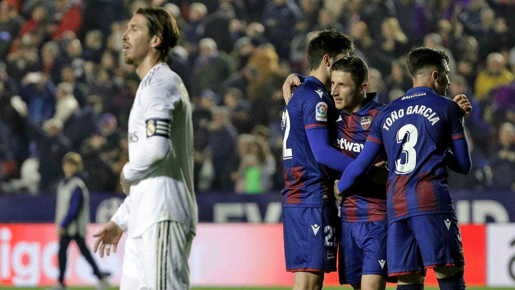 Real Madrid, sorprendido por el Levante, dejó la cima de la Liga al Barcelona