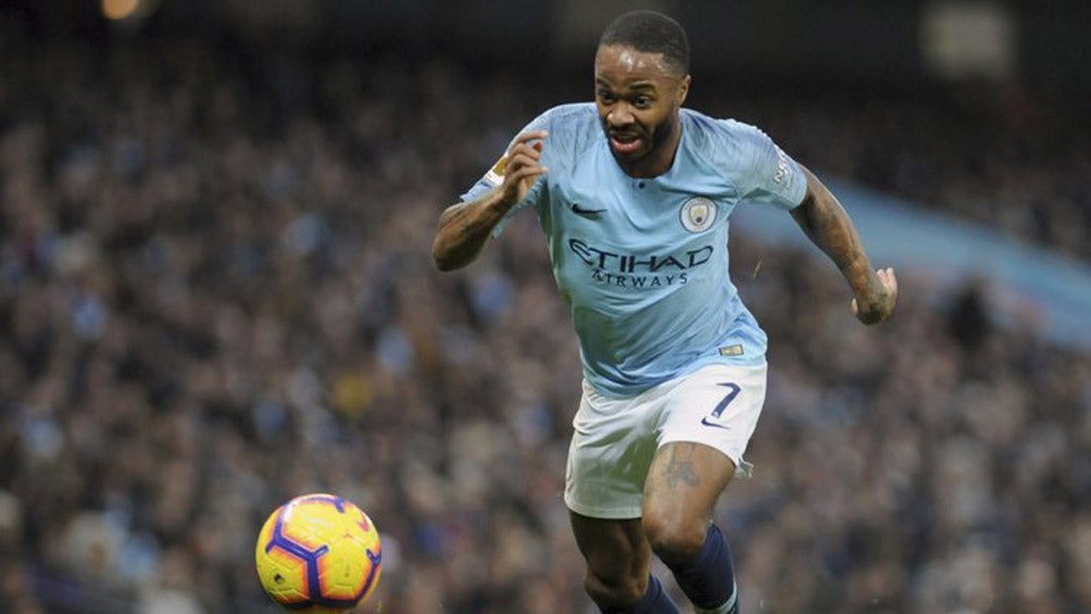 Raheem Sterling durante un duelo con Manchester City