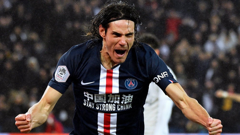 Edison Cavani celebrando su anotación 200 con PSG