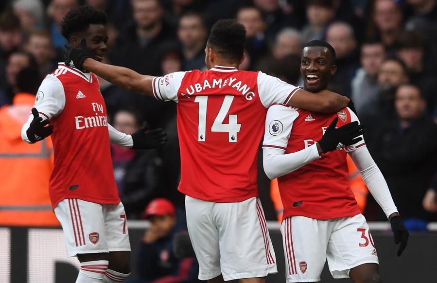 Los Gunners celebran el gol de Nketiah