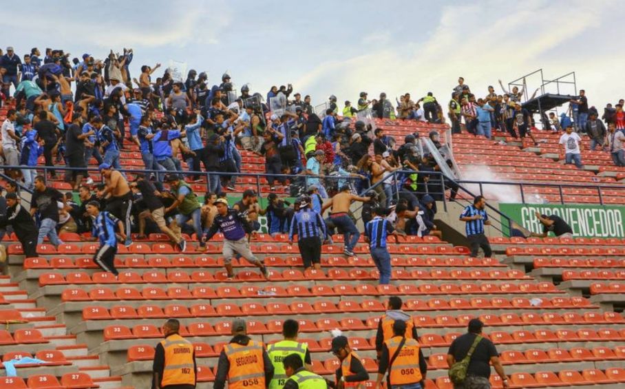 Conatos de bronca entre Gallos y tuneros 