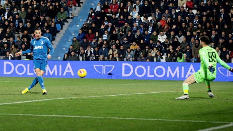 Cristiano Ronaldo remata a la portería del SPAL