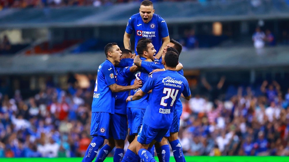 Cruz Azul festejando en el Estadio Azteca