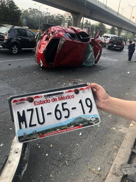 Placas del automóvil accidentado en Naucalpan 