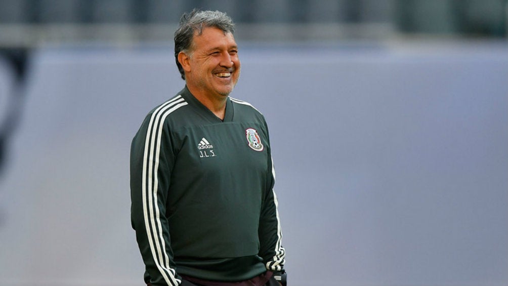 Tata Martino sonríe en un entrenamiento del Tri 